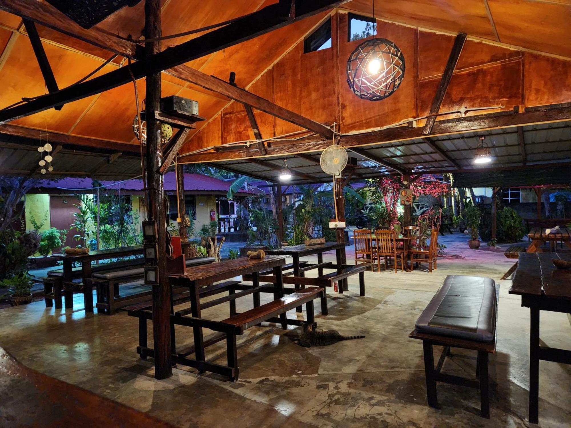 Gecko Guesthouse Pantai Cenang  Exterior photo